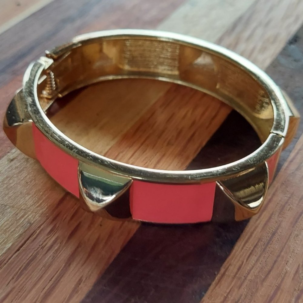 Elegant Pop Art Gold Tone Spring Loaded Cuff w/ Hot Pink Segmented Points